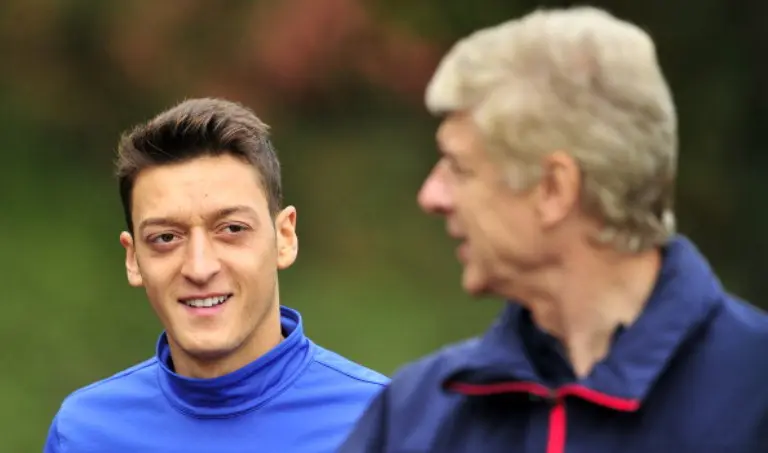 Gelandang Arsenal Mesut Ozil (kiri) bersama manajer Arsene Wenger. (AFP/Glyn Kirk)