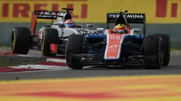 Pebalap Manor Racing asal Indonesia, Rio Haryanto, berada di posisi pertama speed trap dengan kecepatan 327,7 km/jam dalam latihan bebas ketiga F1 GP Rusia di Sirkuit Sochi Autodrom, Rusia, Sabtu (30/4/2016). (AFP)