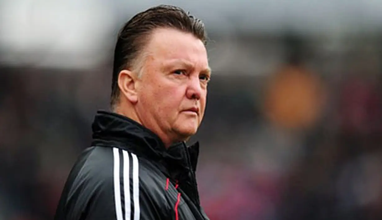 Pelatih Bayern Muenchen Louis van Gaal sesaat sebelum partai Bundesliga kontra Hannover 96 di Hanover pada 5 Maret 2011. AFP PHOTO/JOHANNES EISELE