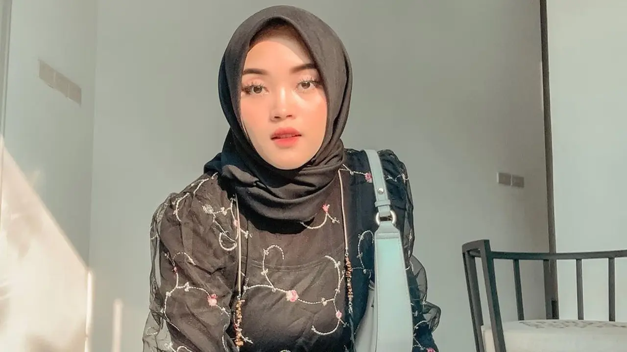 FOTO: Pesona Putri Delina saat Pakai Gaun, Tampil Menawan
