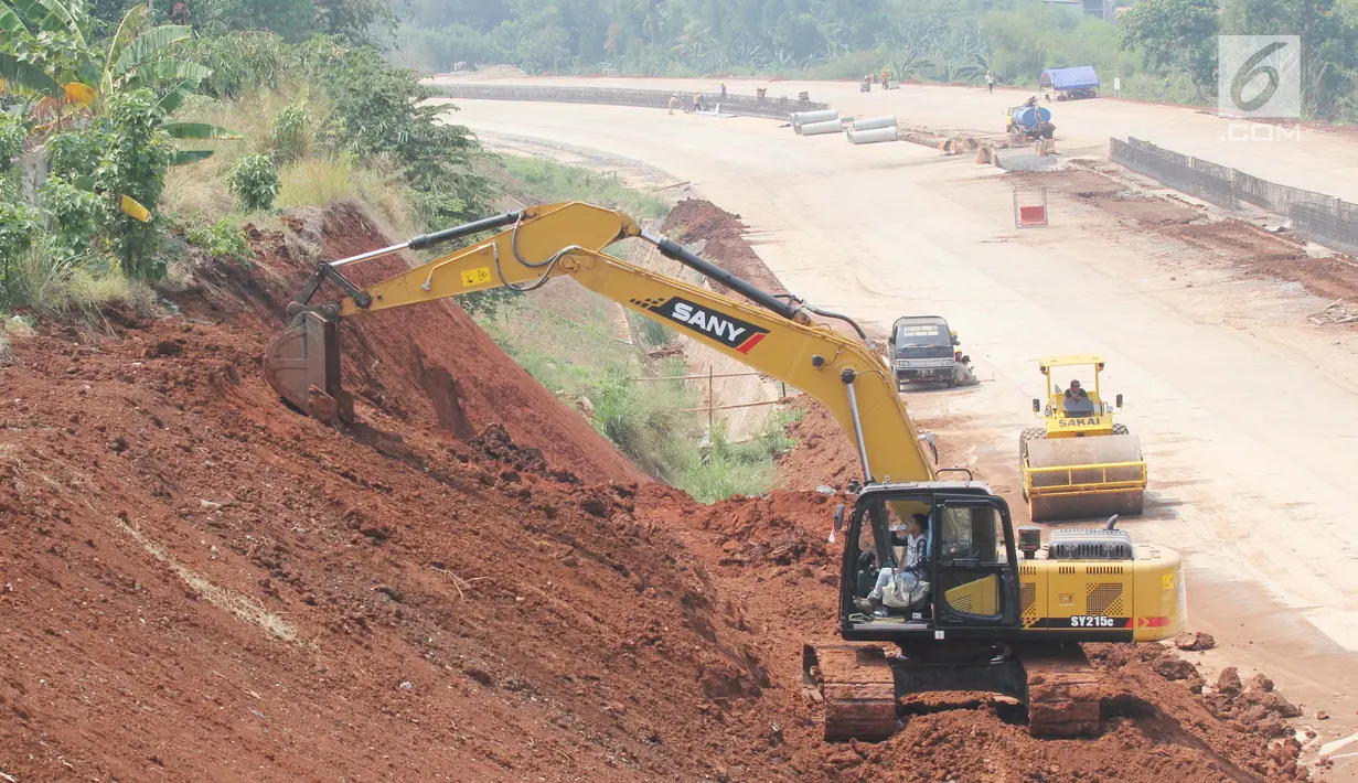 Aktivitas pekerja proyek pembangunan Tol Kunciran-Serpong di Jombang, Tangerang Selatan, Banten, Sabtu (24/11). Target pembangunan Tol Kunciran-Serpong molor menjadi awal 2019. (Liputan6.com/Angga Yuniar)