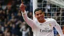 Bintang Real Madrid, Cristiano Ronaldo merayakan gol yang dicetaknya ke gawang Sporting Gijon. CR 7 berhasil menyumbang dua gol pada laga itu. (Reuters/Andrea Comas)