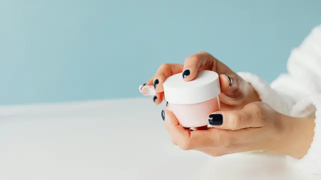 Rahasia Foundation Flawless ala Makeup Artist, Tampilan Makin Sempurna Tanpa Cela!