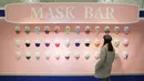 Foto pada 30 November 2020 ini menunjukkan toko bertema masker dalam kegiatan pratinjaunya di Yokohama, Jepang. Sebuah toko bertema masker bernama "surga masker" (mask paradise) yang menjual berbagai produk terkait masker dibuka pada Selasa (1/12) di Yokohama. (Xinhua/Du Xiaoyi)