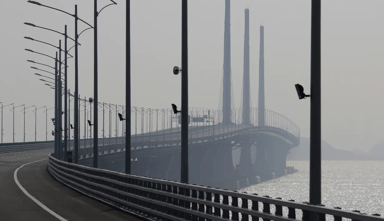 Suasana Jembatan Hong Kong-Zhuhai-Macau di kota Zhuhai, China selatan, Rabu (28/3). Keberadaan jembatan ini diyakini akan signifikan memangkas waktu tempuh dari Hong Kong ke Zhuhai, yakni dari tiga jam menjadi 30 menit. (AP Photo/Kin Cheung)