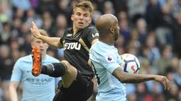 Pemain Swansea, Tom Carroll (kiri) mencoba menghalau bola dari pemain Manchester City, Fabian Delph pada lanjutan Premier League di Etihad Stadium, Manchester, (22/4/2018). Manchester City menang 5-1. (AP/Rui Vieira)