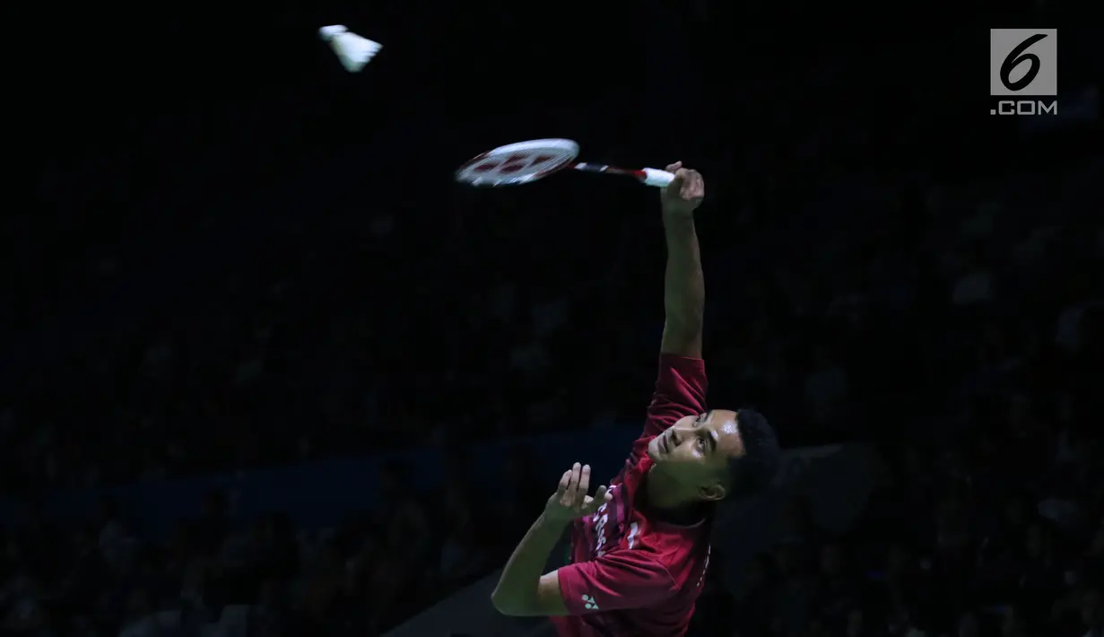 Tunggal putra Indonesia, Tommy Sugiarto melakukan smesh ke pebulu tangkis China Taipei, Chou Tien Chen pada 16 besar Indonesia Open 2018 di Istora GBK, Jakarta, Kamis (5/7). Tommy unggul 21-13, 14-21, 21-18. (Liputan6.com/Helmi Fithriansyah)