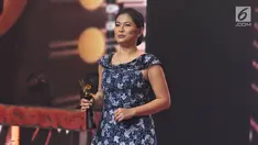 Penulis dan aktris, Djenar Maesa Ayu menerima penghargaan Pemeran Pembantu Wanita dalam ajang Festival Film Bandung 2017 di studio 6 Emtek, Jakarta (22/10). (Liputan6.com/Helmi Afandi)