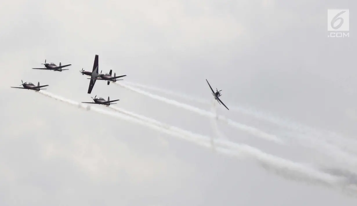 Jupiter Aerobic Team TNI AU mempertunjukkan atraksi saat berlangsungnya pesta rakyat dalam rangka peringatan HUT TNI AU ke-72 di Lanud Halim Perdanakusumah, Jakarta, Sabtu (7/4). (Liputan6.com/Herman Zakharia)