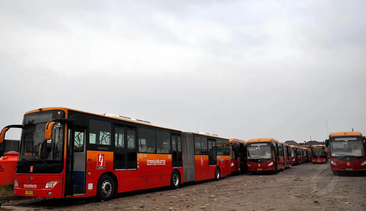 Bus-bus merek Yutong itu terparkir memanjang di sebuah tanah lapang di lokasi tersebut, Jakarta, (3/9/14). (Liputan6.com/Miftahul Hayat)