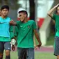 Hamsa Lestaluhu (tengah) terkena cedera saat Timnas Indonesia U-16 menghadapi Persija Pusat pada uji coba di Lapangan Atang Sutresna, Jakarta, Selasa (4/7/2017). (Liputan6.com/Helmi Fithriansyah)