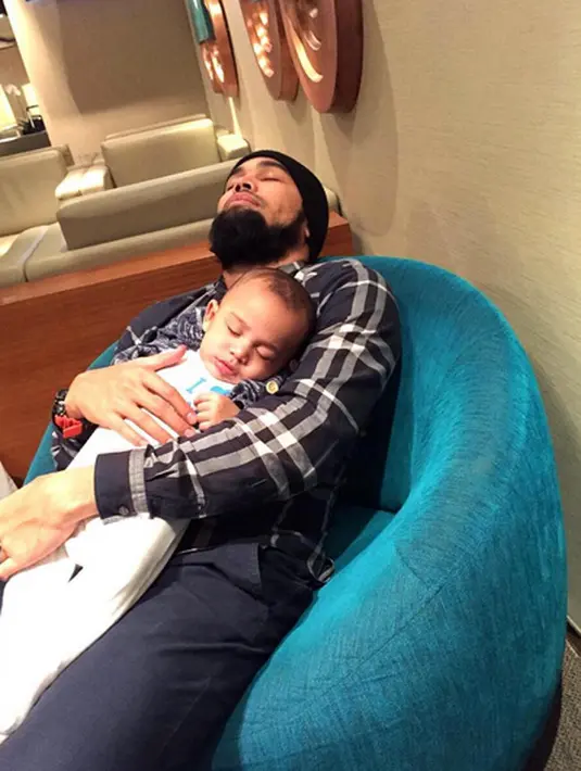 "Aq aja yg baca ikut terharu,semoga jd haji mabrur mas wisnu amin..." tulis alvinsa82. "Fitri farel in real life.smoga mjd haji yg mabrur ya.aamiin" tulis kallakana. (instagram/shireensungkar)