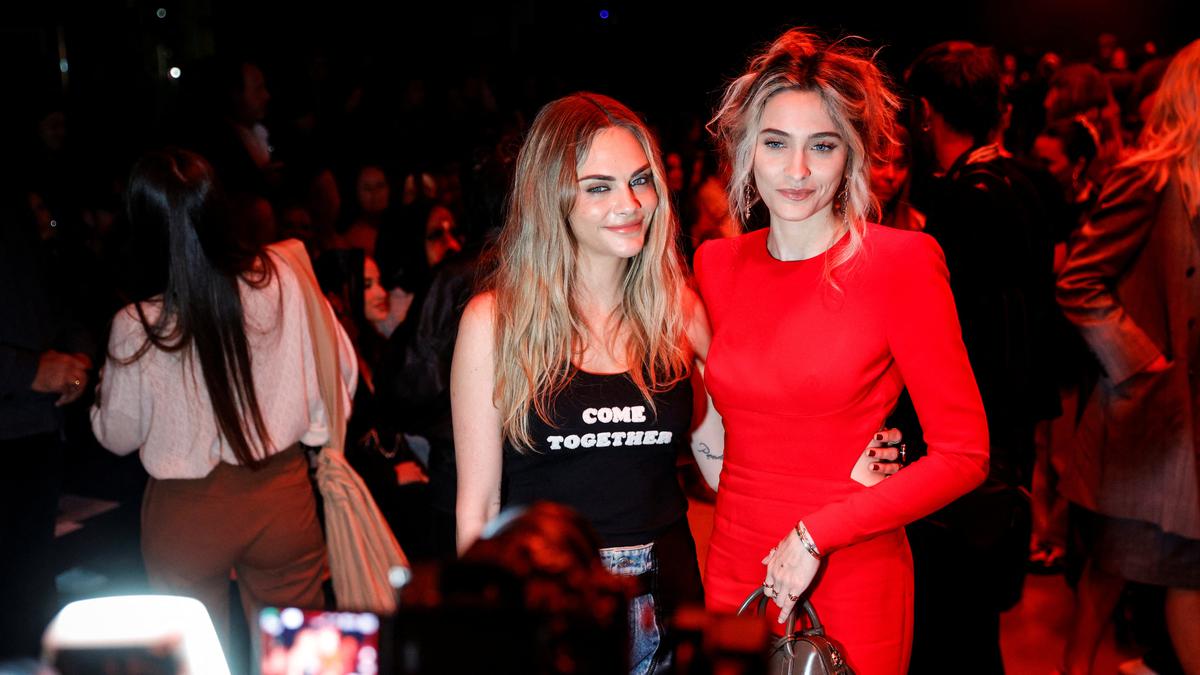 Cara Delevingne Tampil Hampir Tidak Dikenali di Paris Fashion Week 2026, Murka karena Dipaksa Mengantre