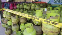 Polsek Panongan menangkap lima pelaku pengoplosan tabung gas LPG tiga kilogram di Desa Ranca Iyuh, Kecamatan Panongan, Kabupaten Tangerang. (Dok. Liputan6.com/Pramita Tristiawati)