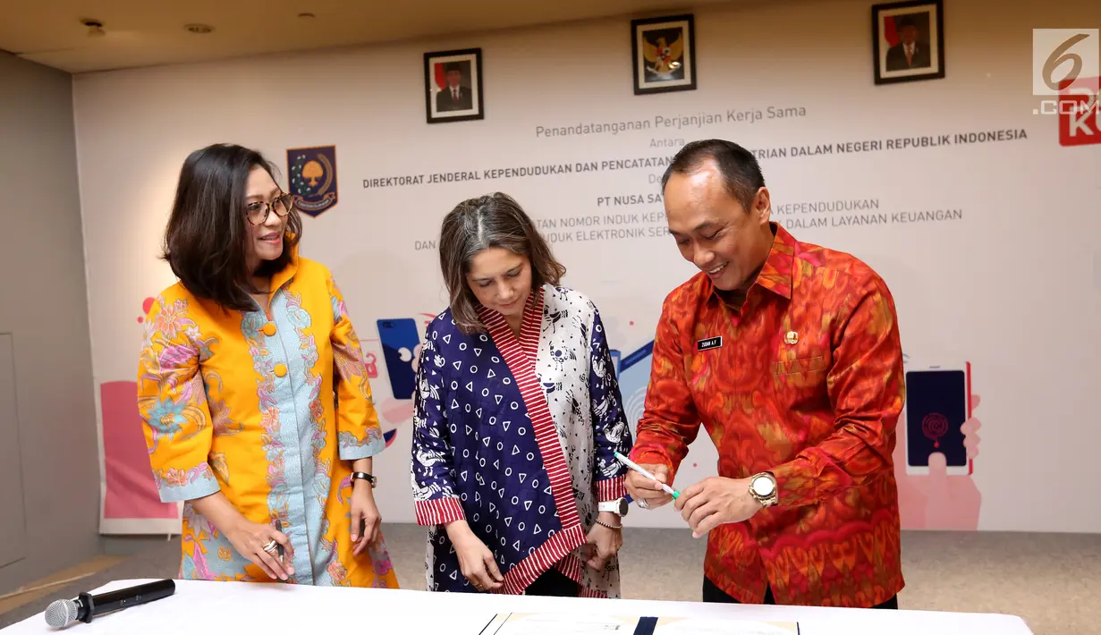 Chief Marketing Officer DOKU, Himelda Renuat, Chief Operating Officer DOKU, Nabilah Alsagoff dan Dirjen Dukcapil Zudan Arif Fakrulloh saat penandatanganan kerja sama pemanfaatan data kependudukan di Jakarta, Jumat (11/1). (Liputan6.com/Fery Pradolo)