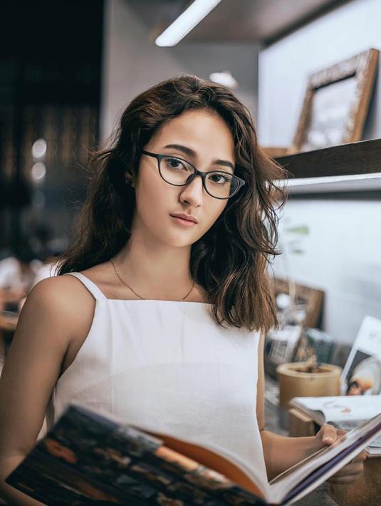 Inilah paras cantik Naomi Zaskia yang dikabarkan sedang dekat dengan Sule. Berbalut kacamata, parasnya makin terlihat cantik, bukan? (Liputan6.com/IG/naonomnom)