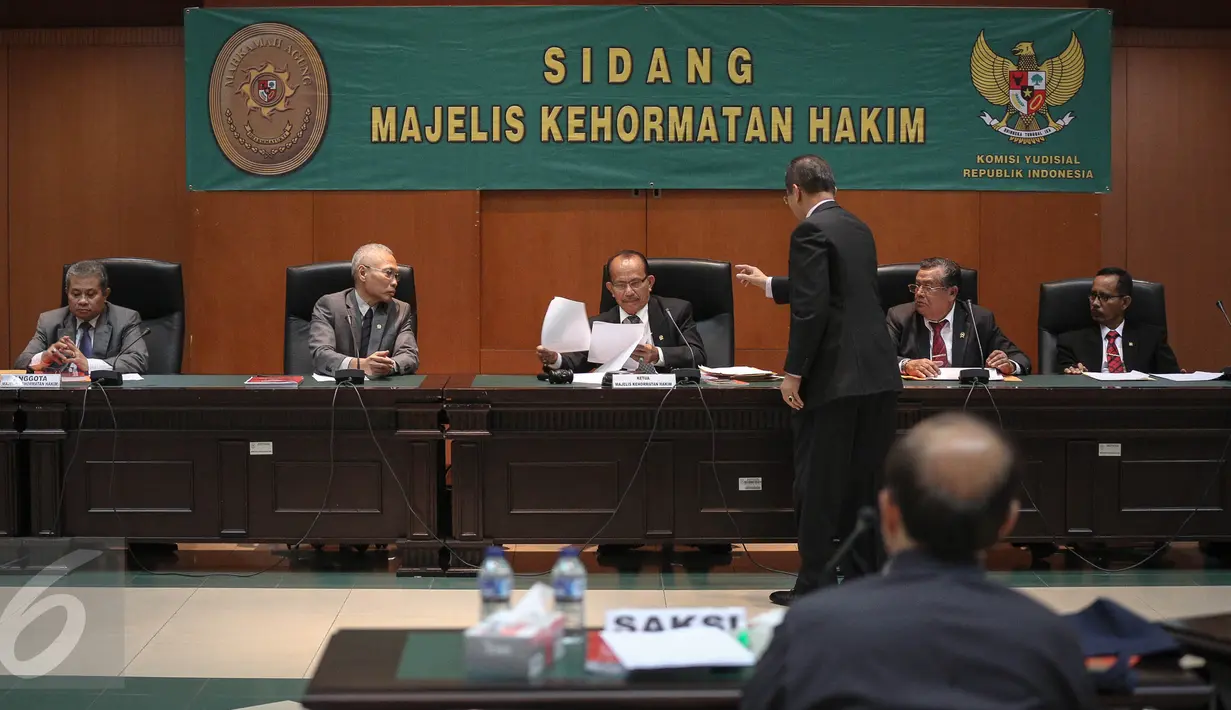 Suasana persidangan Hakim tinggi pada Pengadilan Tinggi (PT) Jambi, Pangeran Napitupulu dalam Majelis Kehormatan Hakim (MKH) , Jakarta, Rabu (4/1). (Liputan6.com/Faizal Fanani)