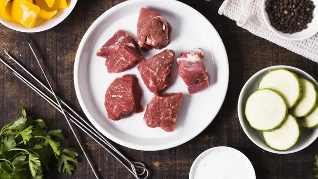 2. Daging Merah dan Daging Olahan [Dok/freepik.com]