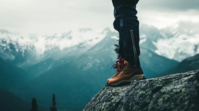 Ilustrasi sepatu outdoor di pegunungan. (Foto: Ali Kazal/Pexels)