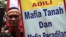 Seorang pegunjuk rasa dari Bakornas LKBHMI PB Himpunan Mahasiswa Islam (HMI) menjahit mulutnya saat melakukan aksi unjuk rasa di depan Gedung Mahkamah Agung (MA),Jakarta,  Selasa (25/10/2022). Aksi tersebut untuk menuntut MA untuk menangkap, membongkar, dan mengusut praktik mafia tanah dan mafia peradilan. (Liputan6.com/Angga Yuniar)
