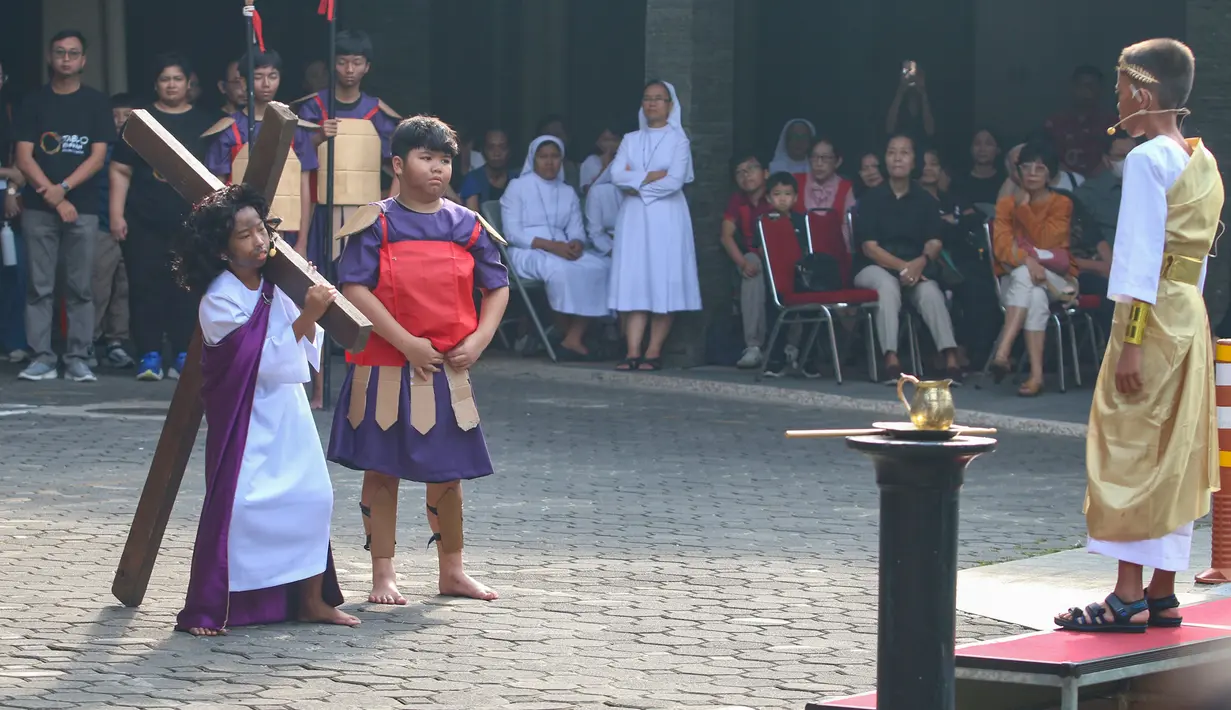 Melalui peragaan Tablo Jalan Salib, umat Katolik diharapkan semakin menghayati dan memaknai perjalanan kisah sengsara Yesus dan kian mempertebal iman. (merdeka.com/Arie Basuki)