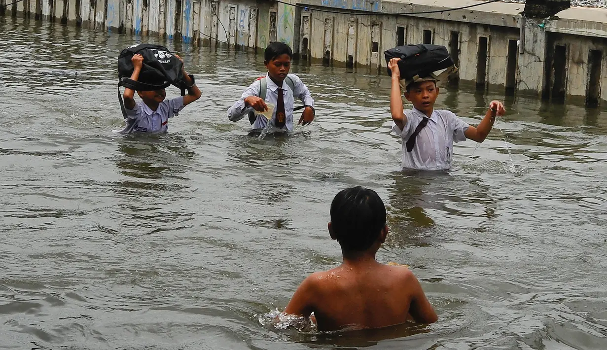 Memasuki hari keempat fenomena banjir pesisir atau rob, atau hingga pukul 10.00 WIB, Senin (16/12/2024), Badan Penanggulangan Bencana Daerah (BPBD) Jakarta melaporkan, ada total sembilan rukun tetangga (RT) dan satu ruas jalan yang tergenang air. (merdeka.com/Arie Basuki)