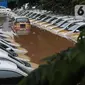 Kondisi dan suasana Pool Taksi Express di kawasan Tanah Kusir yang terendam banjir, Jakarta, Rabu (1/1/2020). Hujan yang terus mengguyur Jakarta sejak Selasa sore (31/12/2019) mengakibatkan banjir di sejumlah titik di Jakarta. (Liputan6.com/Johan Tallo)