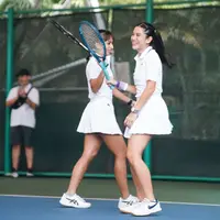 Selain bersepeda dan berkuda, Dian Sastowardoyo juga menggeluti olahraga tenis [instagram/therealdianstr]