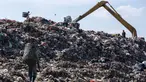 Seorang pemulung mengumpulkan barang-barang bekas seperti plastik di Tempat Pembuangan Akhir (TPA) Cipeucang, Tangerang Selatan, Banten, pada 2 September 2025 (Kristianto Purnomo/AFP)