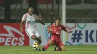 Duel pemain Persija Jakarta, Riko Simanjuntak (kanan) dan  Boaz Solossa pada lanjutan Liga 1 Gojek bersama Bukalapak di Stadion Pakansari, Bogor, (25/5/2018).  Persija menang 2-0. (Bola.com/Nick Hanoatubun)