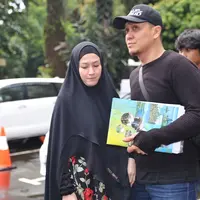 Lyra Virna dan Fadlan di Polda (Nurwahyunan/bintang.com)