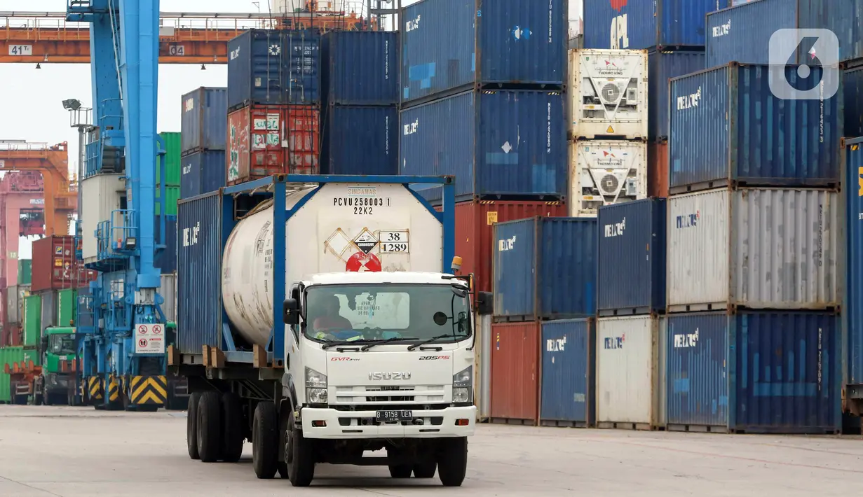 Truk melintas di Pelabuhan Tanjung Priok, Jakarta, Kamis (17/2/2022). Surplus neraca perdagangan Indonesia pada Januari 2022 menurun dibandingkan surplus pada Desember 2021 sebesar USD 1,02 miliar. (Liputan6.com/Herman Zakharia)