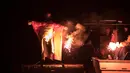 Seorang pria bersiap membakar patung Yudas saat saat perayaan tradisi Paskah kuno di semenanjung Peloponnese, Yunani (8/4). Perayaan ini digelar sebagai simbolis hukuman atas pengkhianatan Yudas kepada Yesus Kristus. (AP/Petros Giannakouris)