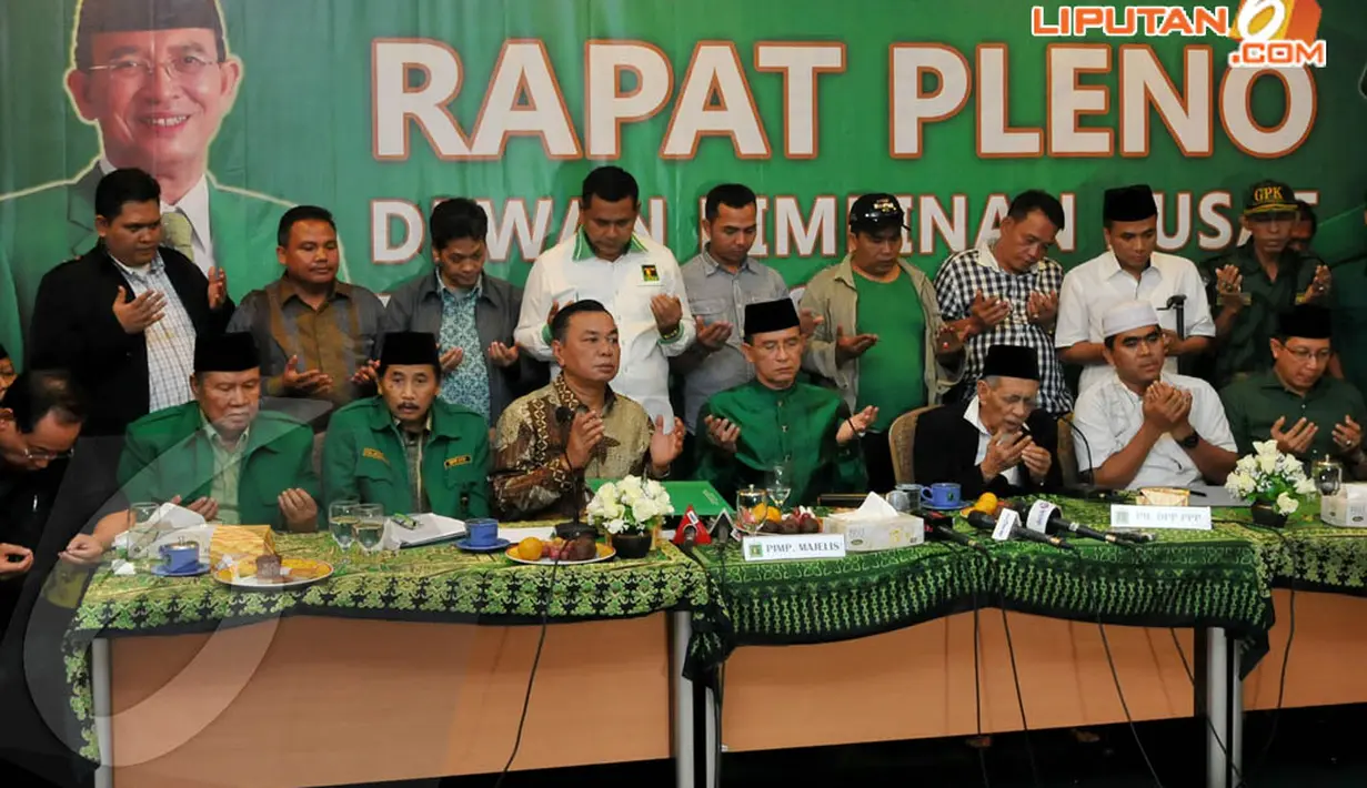 Usai rapat pleno, Suryadharma Ali beserta jajaran pengurus partai lainnya berdoa bersama di Jakarta, Selasa (22/4/14). (Liputan6.com/Johan Tallo)