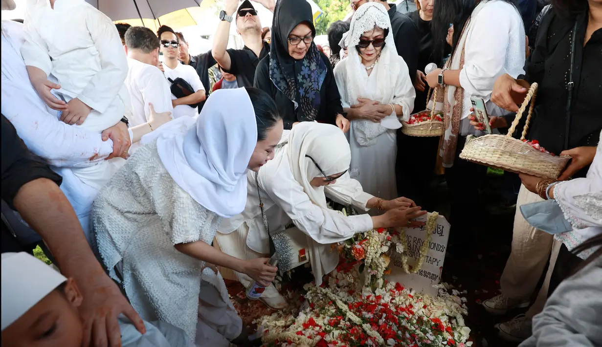 Anggota keluarga dan kerabat menghadiri pemakaman jenazah aktor Ray Sahetapy di Tanah Kusir, Jakarta, Jumat (4/4/2025). (KapanLagi.com/Budy Santoso)
