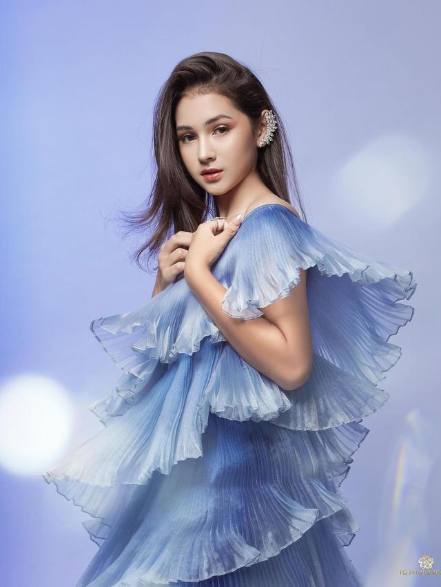 6 Gaya Pemotretan Terbaru Sandrinna Michelle, Tampil Anggun dengan Gaun Biru