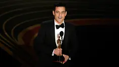 Rami Malek memberikan pidato kemenangan di atas panggung perhelatan Oscar 2019 di Dolby Theatre, Los Angeles, Minggu (24/2). Rami Malek meraih piala Oscar 2019 sebagai Aktor Pemeran Utama Terbaik di film Bohemian Rhapsody. (Kevin Winter/Getty Images/AFP)