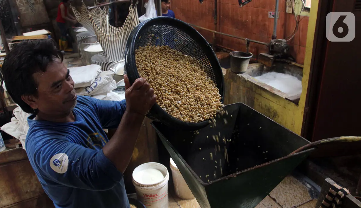 Pekerja menyelesaikan pembuatan tahu di kawasan Pondok Cabe Udik, Tangerang Selatan, Banten, Selasa (15/2/2022). Kenaikan harga kedelai menyebabkan sejumlah pelaku industri tahu dan tempe mengurangi produksinya hingga 50 persen. (merdeka.com/Arie Basuki)