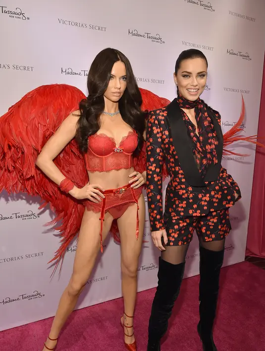Adriana Lima hadir di acara peluncuran patung lilinnya dengan rambutnya yang dikuncir kuda, jaket hitam motif bunga merah serta celana pendek motif senada yang cocok dengan sepatu boots setinggi pahanya tersebut. (AFP/Bintang.com)