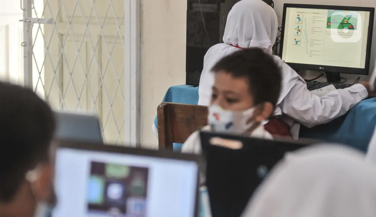 Siswa kelas 5 saat mengikuti kegiatan Asesmen Nasional Berbasis Komputer (ANBK) di SDN Pulogadung 05 Pagi, Jakarta Timur, Selasa (25/10/2022). Kementerian Pendidikan Kebudayaan Riset dan Teknologi (Kemendikbud Ristek) secara serentak menggelar ANBK 2022 tingkat SD/MI atau sederajat yang bertujuan untuk melihat kemampuan sekolah secara keseluruhan dalam pelaksanaan pendidikan, dan tujuan akhirnya adalah untuk peningkatan mutu sekolah. (merdeka.com/Iqbal S. Nugroho)