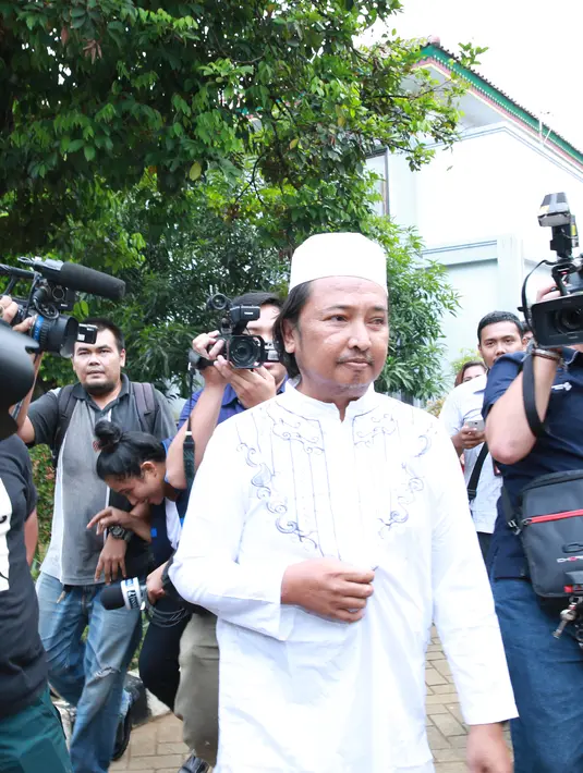 Sebelumnya, ayah Marshanda diamankan dinas sosial karena sedang menggemis di pinggir jalan. Dari pengakuannya Irwan, ia adalah ayah dari Marshanda. (Deki Prayoga/Bintang.com)