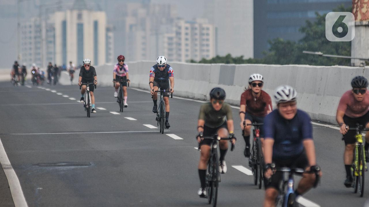 Antusias Uji Coba Lintasan Sepeda Balap di JLNT Kampung Melayu-Tanah Abang