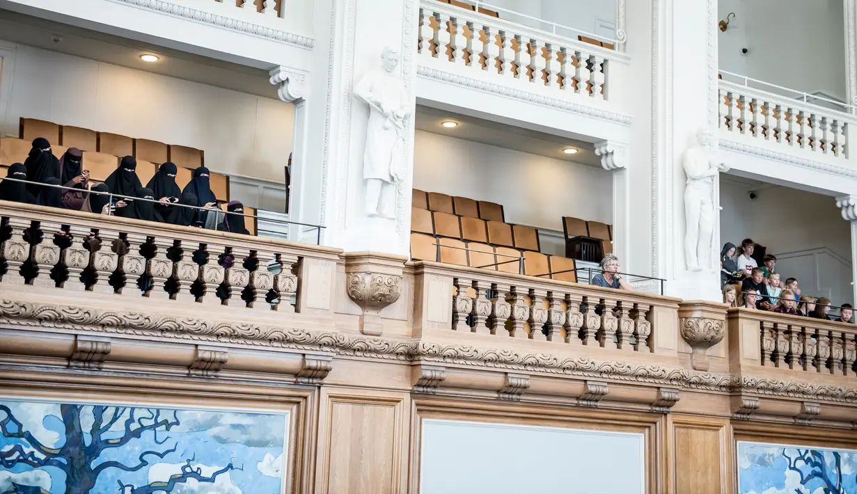 Sejumlah perempuan mengenakan niqab duduk di antara hadirin di Parlemen Denmark di Kopenhagen, Denmark (31/5). Aturan baru itu dikecam para aktivis hak asasi manusia sebagai aturan yang tidak perlu. (Mads Claus Rasmussen / Ritzau Scanpix / AFP)
