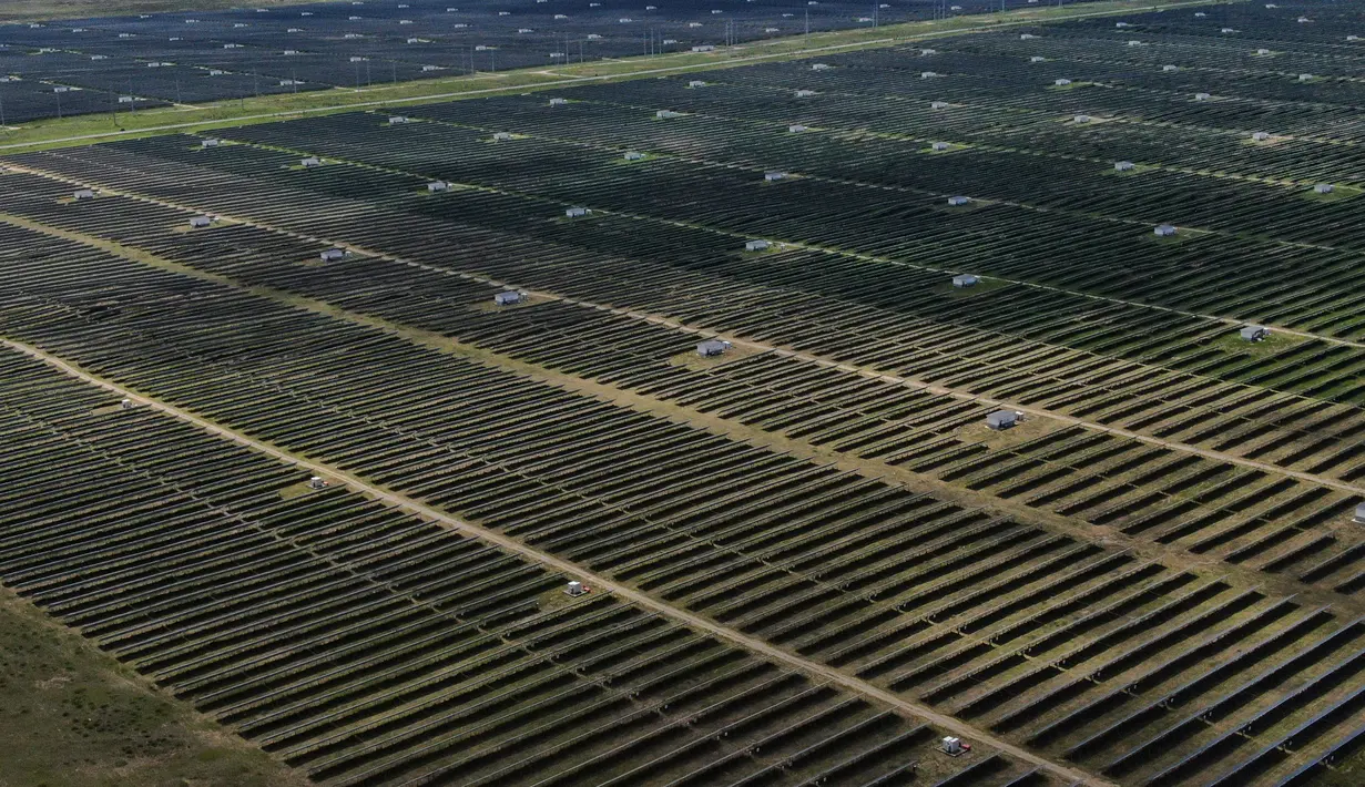 Foto udara menunjukkan pembangkit listrik tenaga surya di kawasan pengembangan industri hijau di Provinsi Qinghai, China (17/8/2020). Pembangkit listrik tenaga surya tersebut tidak hanya menghasilkan listrik tetapi juga membantu meningkatkan pendapatan warga miskin. (Xinhua/Zhang Long)