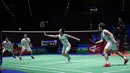 Pasangan Indonesia Kevin Sanjaya Sukamuljo/Marcus Fernaldi Gideon mengembalikan kok kepada pasangan Jepang Hiroyuki Endo/Yuta Watanabe pada laga final ganda putra All England 2020 di Birmingham, Inggris, Minggu (15/3/2020). Kevin/Marcus kalah dengan skor 18-21, 21-12, dan 19-21. (Oli SCARFF/AFP)