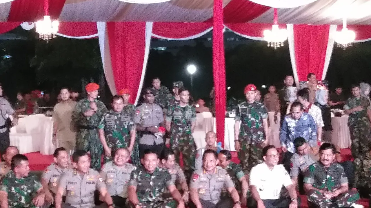 Kapolri, Panglima TNI dan Gubernur DKI Nikmati Nasi Kotak di Monas