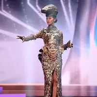 Puteri Indonesia 2020, Ayu Maulida, memakai kostum nasional bertema komodo di panggung Miss Universe 2020. (dok. Instagram @officialputeriindonesia/https://www.instagram.com/p/CO1qnlxFlfk/)
