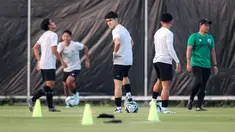 Pemain Timnas Indonesia U-17, Amar Brkic (tengah) dkk saat menjalani official training di Lapangan Latihan A Gelora Bung Tomo, Surabaya, Minggu (12/11/2023) sore menjelang laga kedua Grup A Piala Dunia U-17 2023 menghadapi Panama yang akan berlangsung di Stadion Gelora Bung Tomo, Senin, 13 November 2023. (Bola.com/Bagaskara Lazuardi)