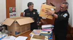 Komisioner KPU Hadar Nafis Gumay (kiri) dibantu komisioner Arief Budiman mengemasi barang-barang pribadi di ruang kerjanya di Kantor KPU, Jakarta, Senin (10/4). Hari ini merupakan hari terakhir lima komisioner KPU berkantor. (Liputan6.com/Angga Yuniar)