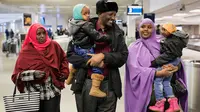 Sebuah keluarga muslim sekembalinya dari Amsterdam, tiba di Bandara Internasional Minneapolis-Saint Paul, Senin (6/2). Sejumlah warga muslim sempat tidak dapat masuk AS akibat kebijakan imigrasi Presiden Donald Trump. (Jerry Holt/Star Tribune via AP)